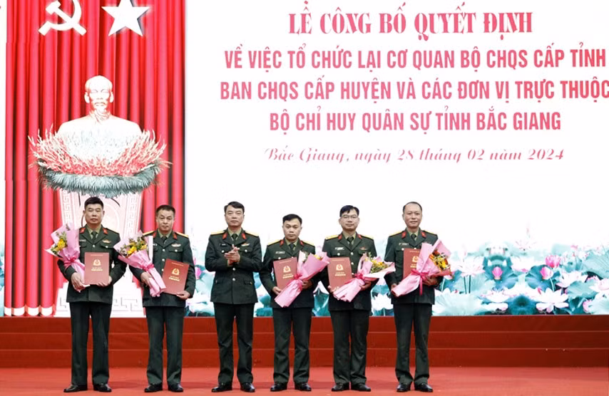Lãnh đạo Bộ CHQS tỉnh Bắc Giang trao quyết định điều động và bổ nhiệm cán bộ. Lãnh đạo Bộ CHQS tỉnh Bắc Giang trao quyết định điều động và bổ nhiệm cán bộ.