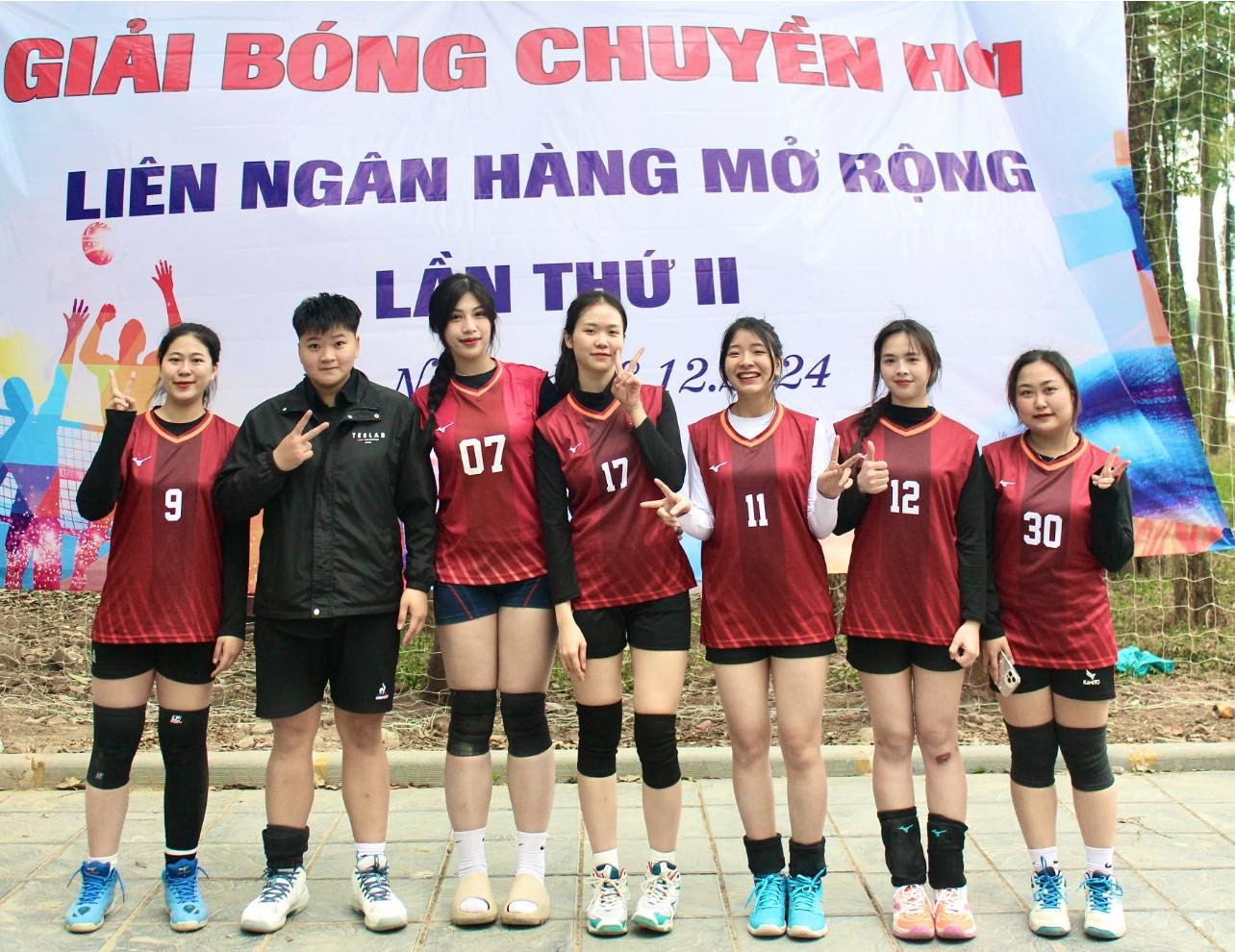 Anh Thơ (SN 2002), từng được tuyển chọn đi đào tạo môn vật chuyên nghiệp. Tuy nhiên, sau đó Anh Thơ chuyển sang đầu quân cho câu lạc bộ bóng chuyền ở Bắc Ninh.