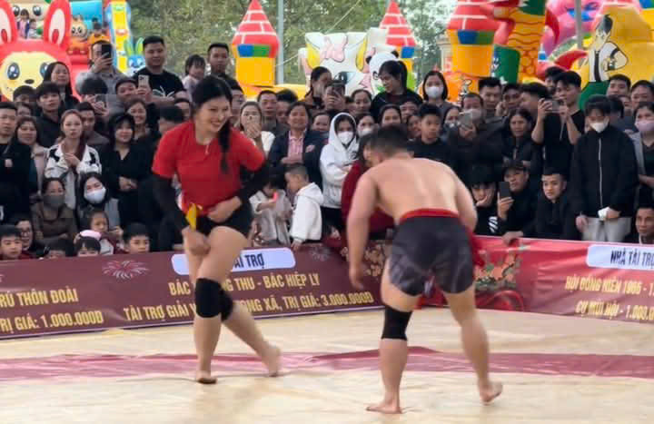Mới đây, hội làng đầu xuân ở xã Hoàn Sơn, huyện Tiên Du (Bắc Ninh), nữ đô vật này đã thi đấu với các đô vật nam.