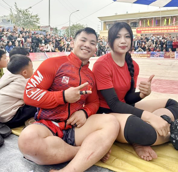 Theo tìm hiểu của PV Tiền Phong, nữ đô vật Anh Thơ có chiều cao hơn 1,7m và thi đấu vật ở một số hội làng tại tỉnh Bắc Ninh và tỉnh lân cận.