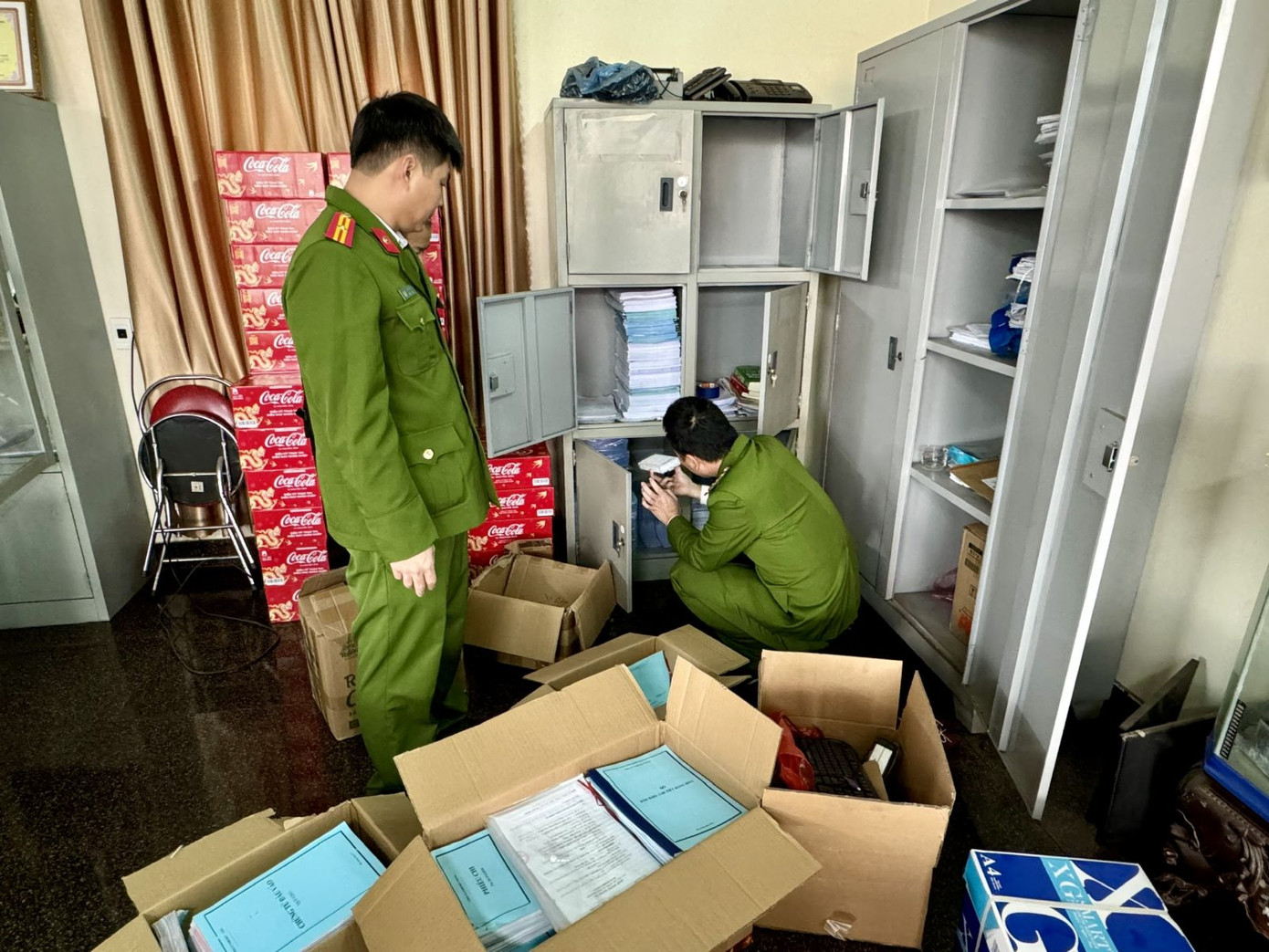 Cơ quan Cảnh sát điều tra Công an tỉnh Bắc Giang tiến hành hoạt động khám xét tại nơi làm việc của Đặng Mạnh Thắng. Cơ quan Cảnh sát điều tra Công an tỉnh Bắc Giang tiến hành hoạt động khám xét tại nơi làm việc của Đặng Mạnh Thắng.