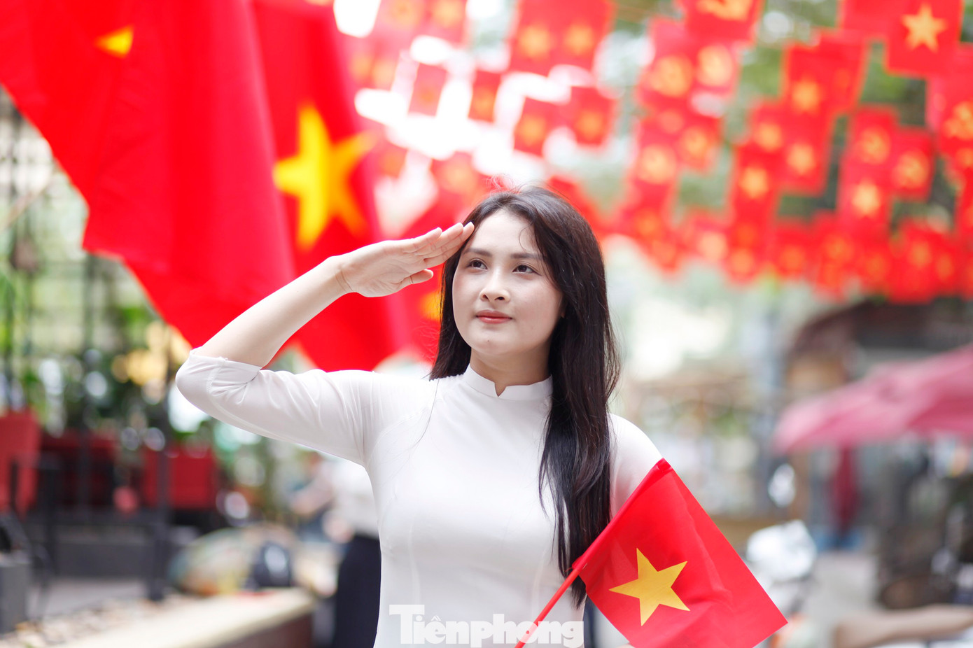 Nhiều bạn trẻ bày tỏ niềm tự hào và biết ơn sự hy sinh của thế hệ cha ông để có được hòa bình hôm nay. Ảnh: Nguyễn Thắng