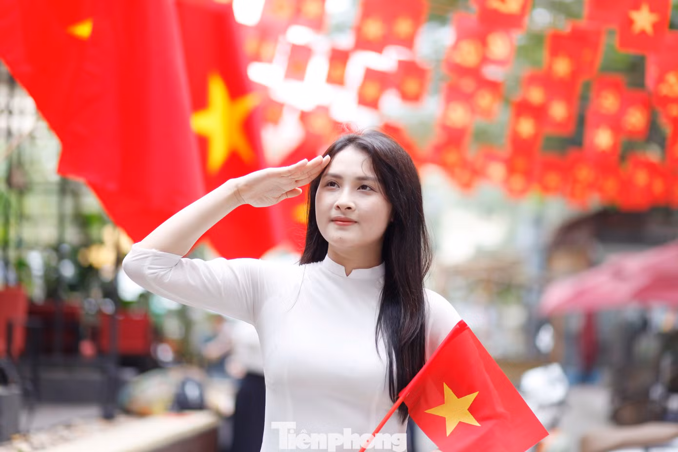 Nhiều bạn trẻ bày tỏ niềm tự hào và biết ơn sự hy sinh của thế hệ cha ông để có được hòa bình hôm nay. Ảnh: Nguyễn Thắng