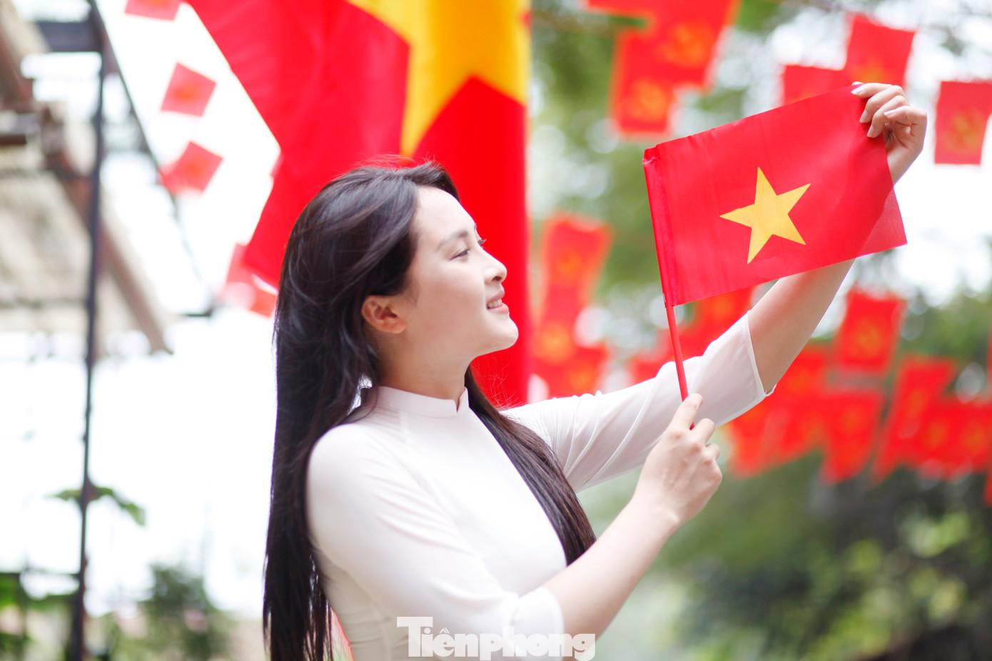 Thời điểm này cũng là dịp để các bạn trẻ tri ân sự hy sinh của thế hệ trước đã anh dũng chiến đấu vì hòa bình của Tổ quốc. Ảnh: Nguyễn Thắng