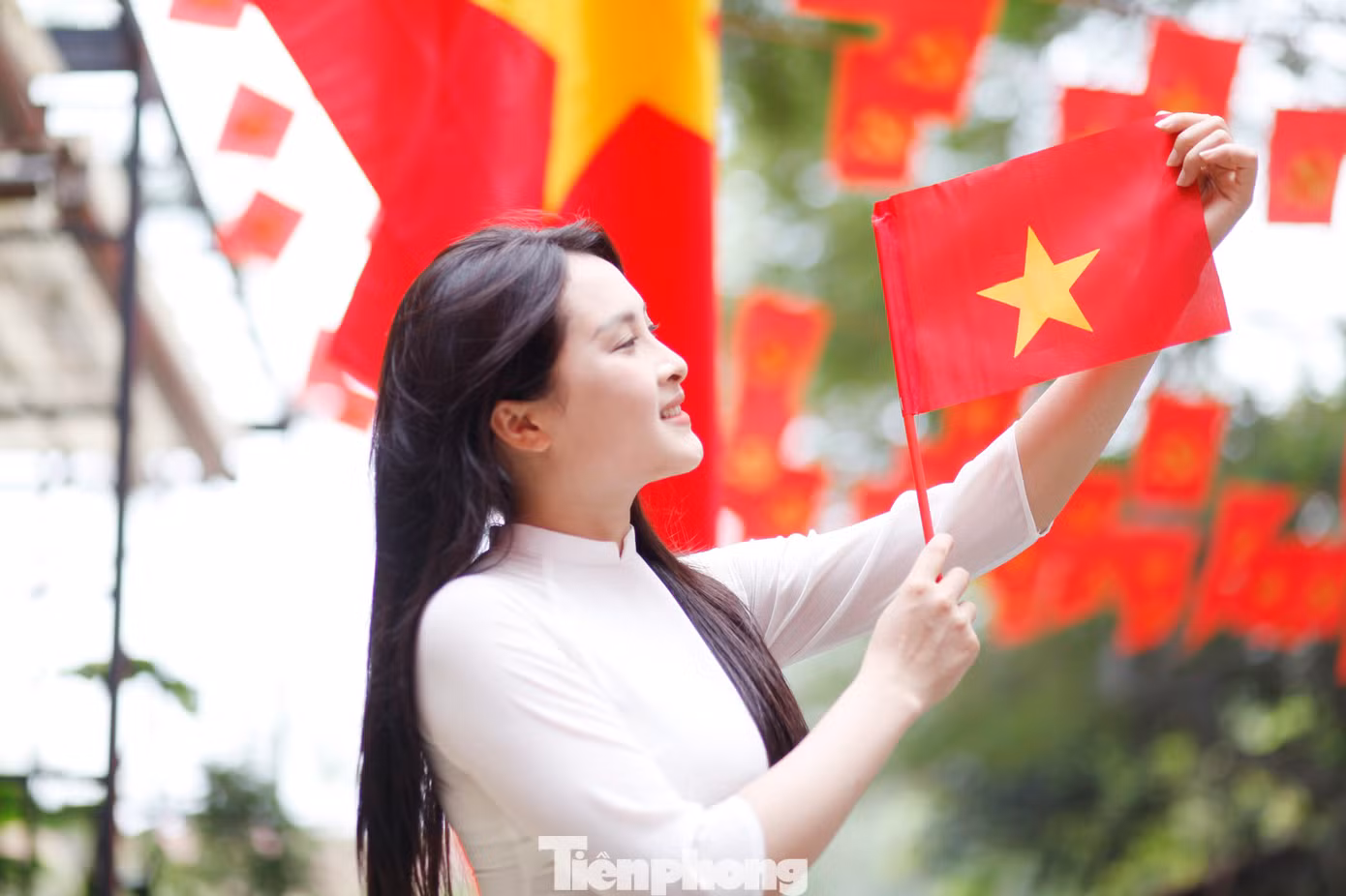 Thời điểm này cũng là dịp để các bạn trẻ tri ân sự hy sinh của thế hệ trước đã anh dũng chiến đấu vì hòa bình của Tổ quốc. Ảnh: Nguyễn Thắng