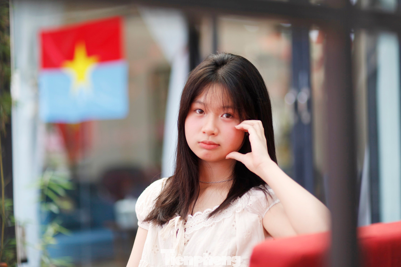 Một bạn trẻ lưu lại khoảnh khắc kỷ niệm dịp 30/4. Ảnh: Nguyễn Thắng