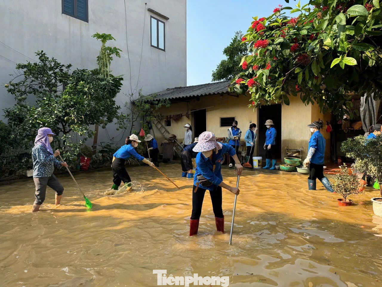 Đoàn viên tỉnh Bắc Ninh dọn dẹp nhà dân bị ngập sau bão.