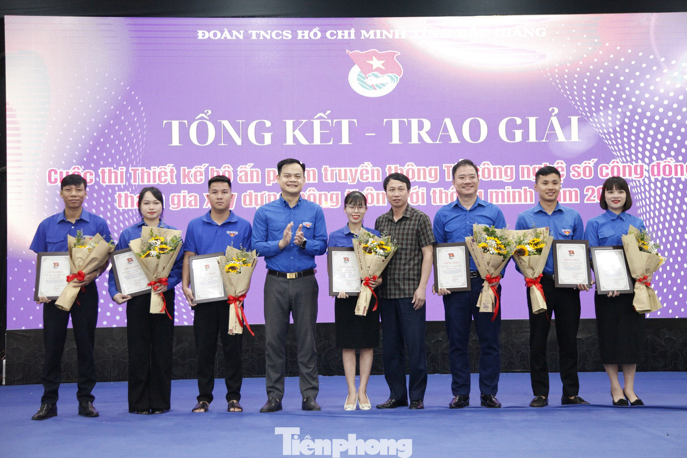 Tỉnh Đoàn Bắc Giang trao giải cuộc thi thiết kế ấn phẩm tuyên truyền tổ công nghệ số cộng đồng tham gia xây dựng nông thôn mới thông minh. Ảnh: Nguyễn Thắng Tỉnh Đoàn Bắc Giang trao giải cuộc thi thiết kế ấn phẩm tuyên truyền tổ công nghệ số cộng đồng tham gia xây dựng nông thôn mới thông minh. Ảnh: Nguyễn Thắng