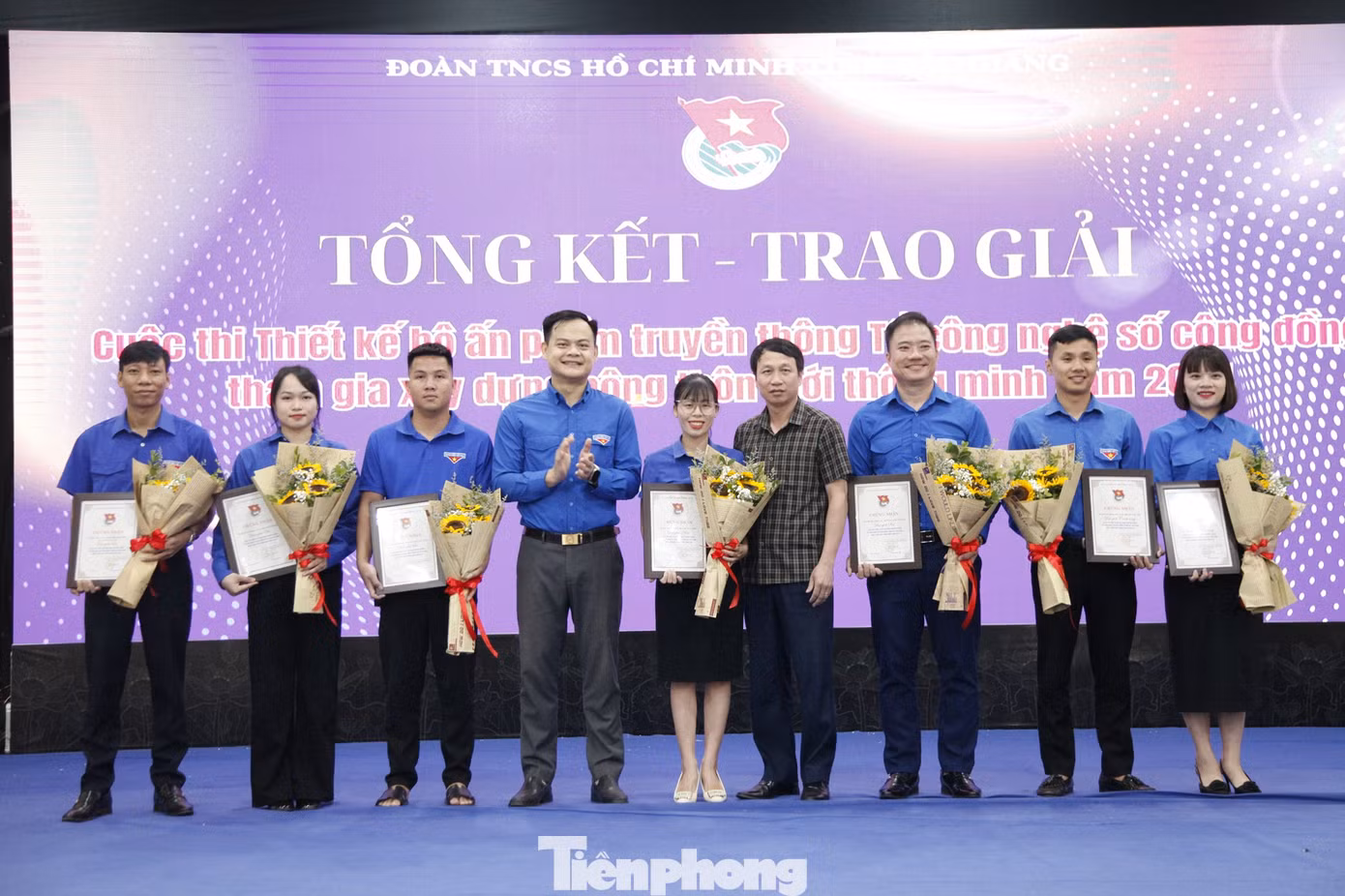 Tỉnh Đoàn Bắc Giang trao giải cuộc thi thiết kế ấn phẩm tuyên truyền tổ công nghệ số cộng đồng tham gia xây dựng nông thôn mới thông minh. Ảnh: Nguyễn Thắng