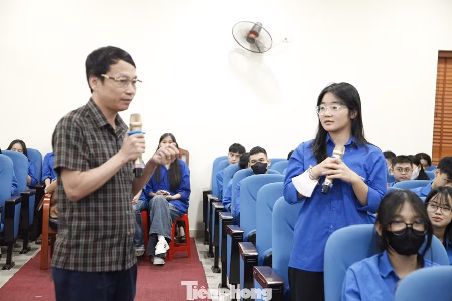 Chuyên gia hướng dẫn kỹ năng chuyển đổi số cho tình nguyện viên. Ảnh: Nguyễn Thắng