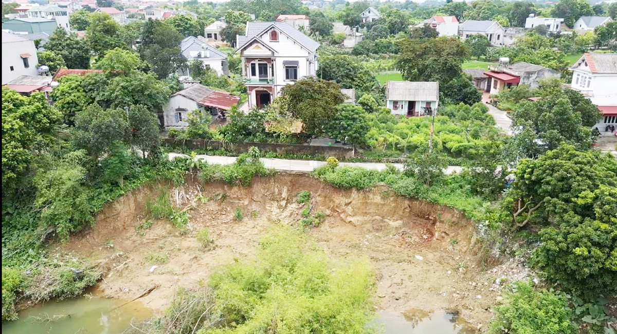 Khu vực sạt lở bờ sông Thương ở huyện Yên Thế.