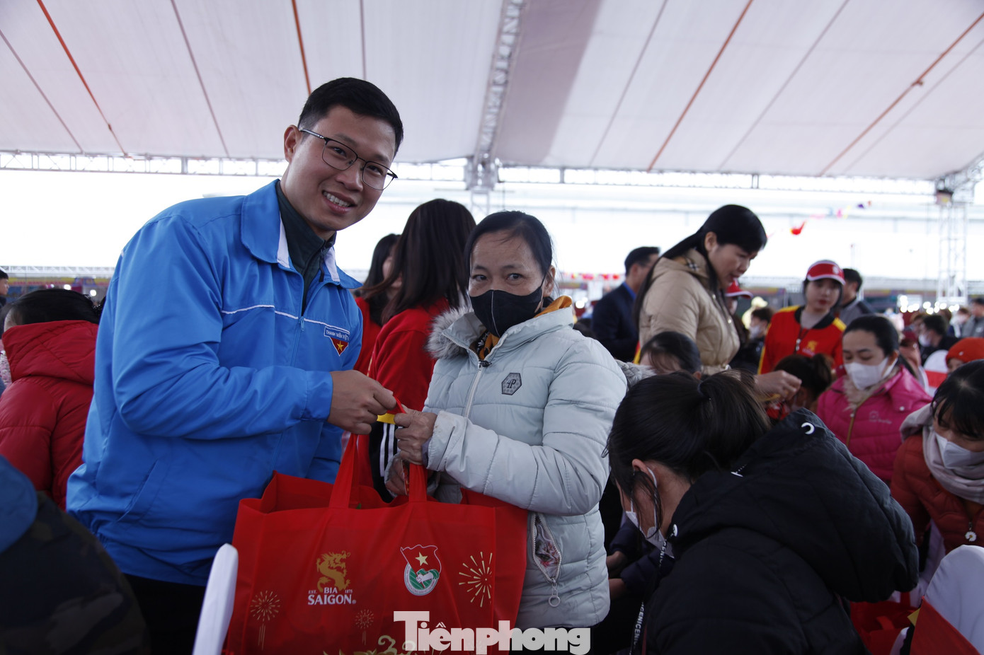 Anh Thân Trung Kiên - Bí thư Tỉnh Đoàn Bắc Giang tặng quà công nhân. Ảnh: Nguyễn Thắng