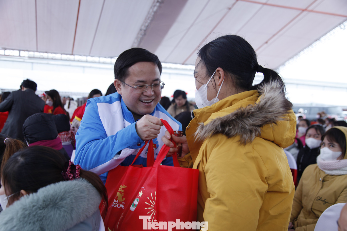 Anh Nguyễn Quốc Huy - Chánh văn phòng Trung ương Đoàn trao quà tặng công nhân. Ảnh: Nguyễn Thắng