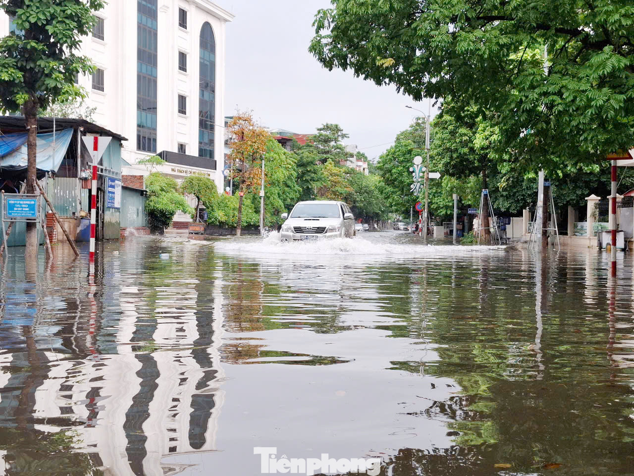 Đường Ngô Văn Cảnh (thành phố Bắc Giang) ngập sâu sau trận mưa to sáng 4/6/2025. Ảnh: Nguyễn Thắng