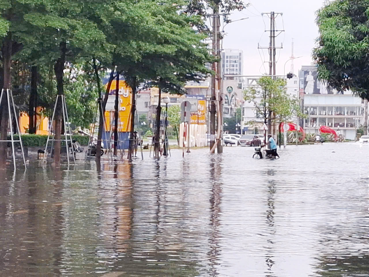 Khu vực Quảng trường 3/2 ở phường Bắc Giang bị ngập sâu khi trời mưa to. Ảnh: Nguyễn Thắng