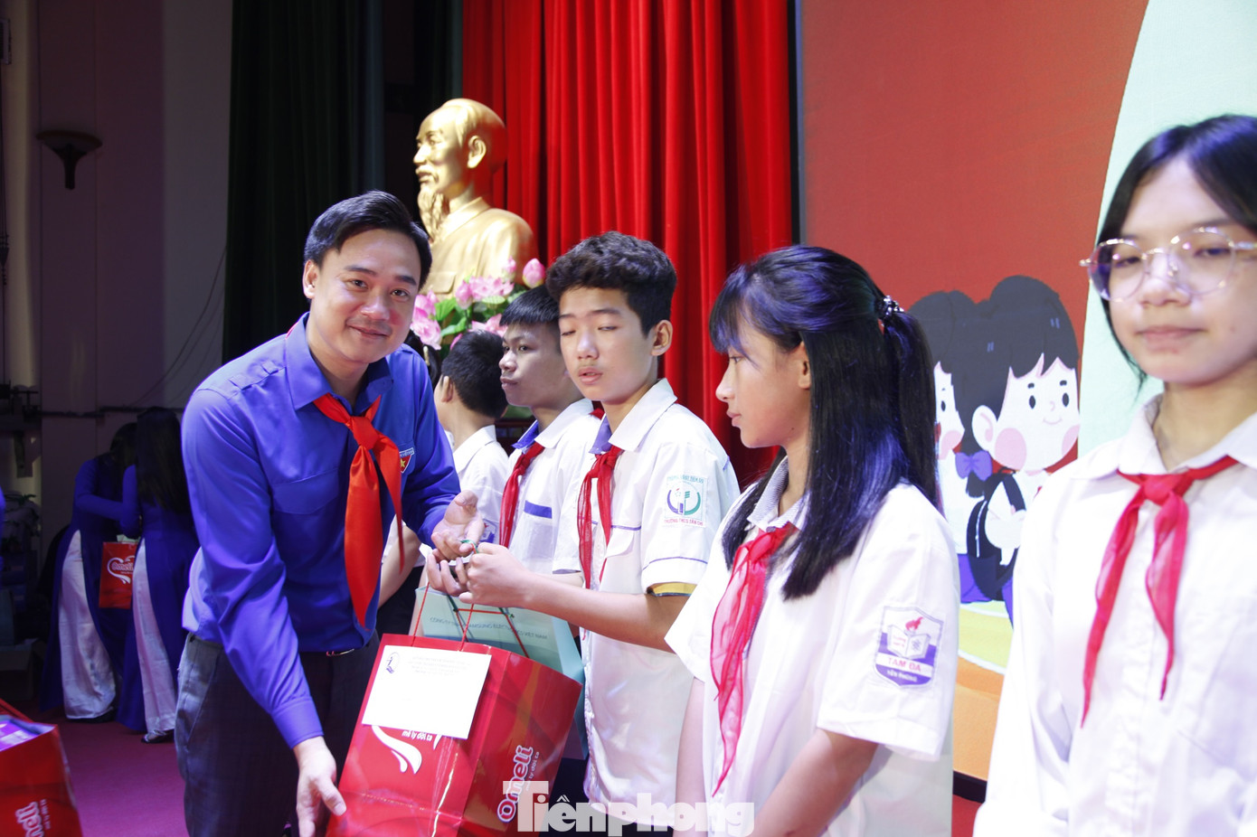 Anh Trần Văn Đăng - Phó Bí thư phụ trách Tỉnh Đoàn Bắc Ninh trao quà tặng các em thiếu nhi. Ảnh: Nguyễn Thắng Anh Trần Văn Đăng - Phó Bí thư phụ trách Tỉnh Đoàn Bắc Ninh trao quà tặng các em thiếu nhi. Ảnh: Nguyễn Thắng