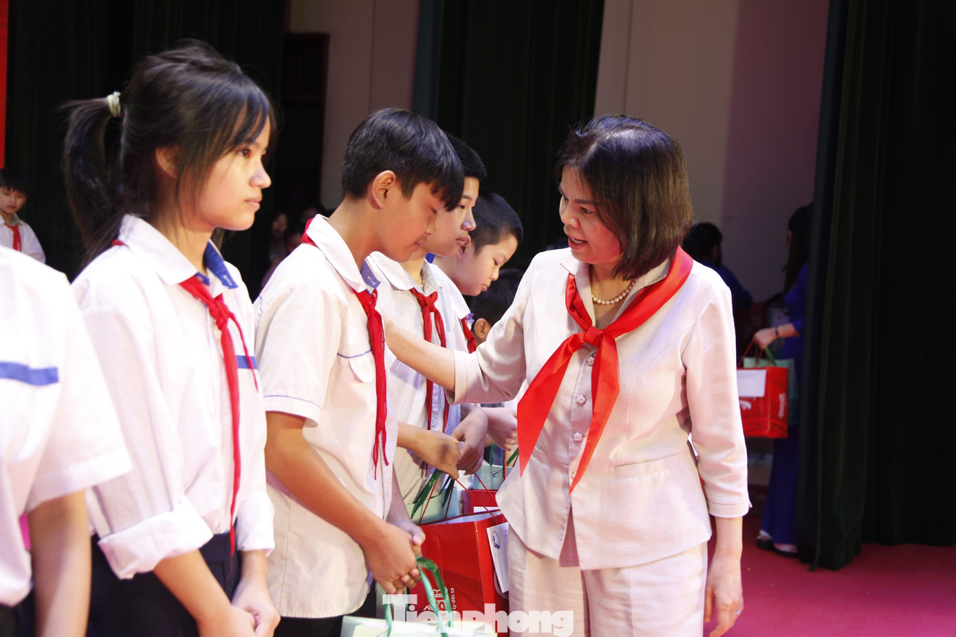 Bà Nguyễn Hương Giang - Chủ tịch HĐND tỉnh Bắc Ninh trao quà tặng các em thiếu nhi. Bà Nguyễn Hương Giang - Chủ tịch HĐND tỉnh Bắc Ninh trao quà tặng các em thiếu nhi.