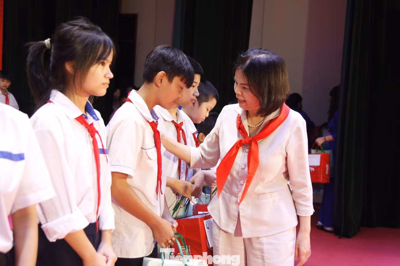 Bà Nguyễn Hương Giang - Chủ tịch HĐND tỉnh Bắc Ninh trao quà tặng các em thiếu nhi. Bà Nguyễn Hương Giang - Chủ tịch HĐND tỉnh Bắc Ninh trao quà tặng các em thiếu nhi.