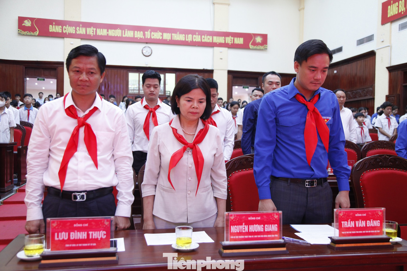 Đại biểu dự chương trình tưởng niệm người dân tử vong do bão lũ. Ảnh: Nguyễn Thắng Đại biểu dự chương trình tưởng niệm người dân tử vong do bão lũ. Ảnh: Nguyễn Thắng