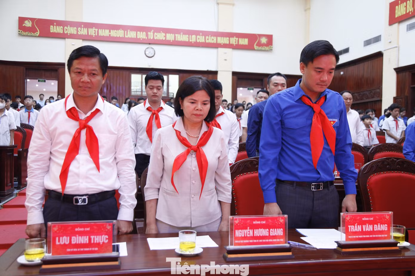 Đại biểu dự chương trình tưởng niệm người dân tử vong do bão lũ. Ảnh: Nguyễn Thắng Đại biểu dự chương trình tưởng niệm người dân tử vong do bão lũ. Ảnh: Nguyễn Thắng