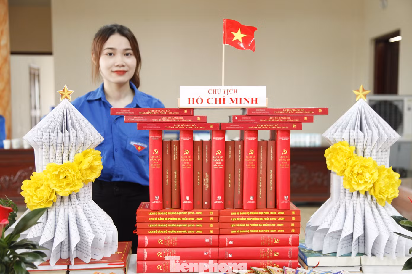 Mô hình Lăng Chủ tịch Hồ Chí Minh do các em thiếu nhi thành phố Bắc Ninh làm bằng sách trưng bày tại Đại hội. Ảnh: Nguyễn Thắng