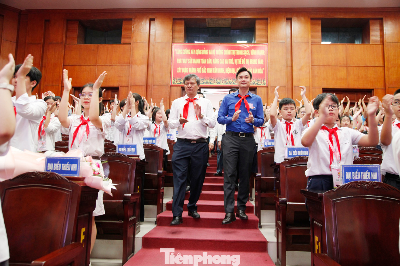 Bí thư Thành ủy Bắc Ninh Tạ Đăng Đoan và Phó Bí thư phụ trách Tỉnh Đoàn Bắc Ninh Trần Văn Đăng dự Đại hội. Ảnh: Nguyễn Thắng