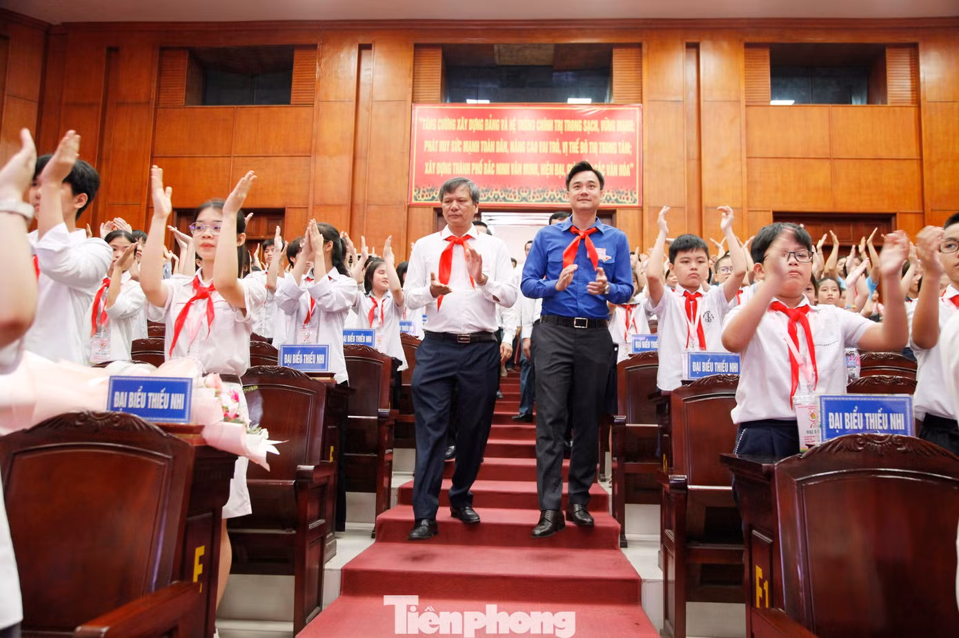 Bí thư Thành ủy Bắc Ninh Tạ Đăng Đoan và Phó Bí thư phụ trách Tỉnh Đoàn Bắc Ninh Trần Văn Đăng dự Đại hội. Ảnh: Nguyễn Thắng