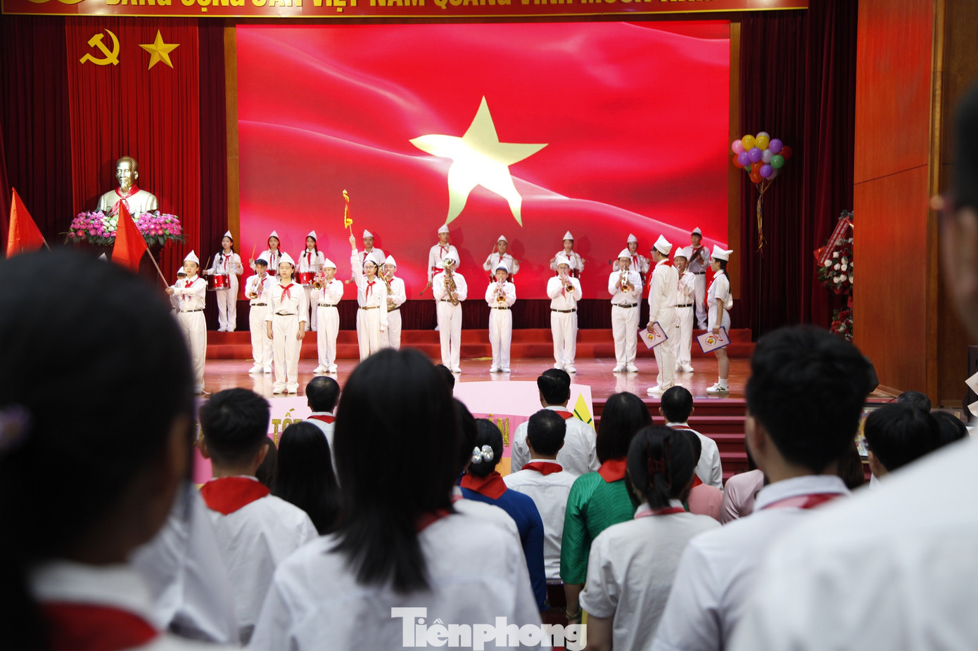 Đại biểu dự Đại hội chào cờ. Ảnh: Nguyễn Thắng