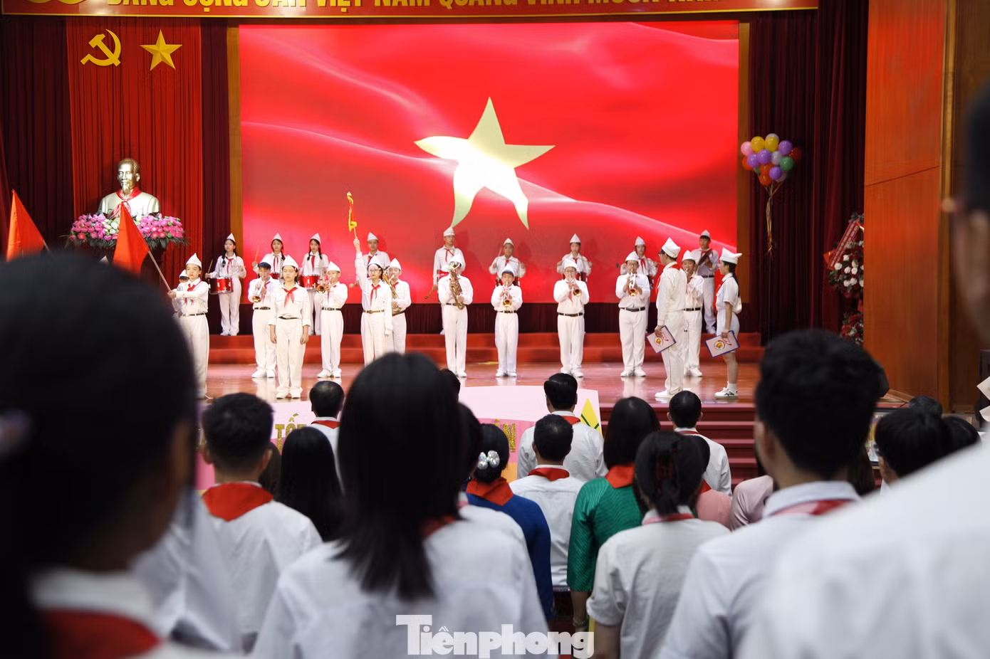 Đại biểu dự Đại hội chào cờ. Ảnh: Nguyễn Thắng