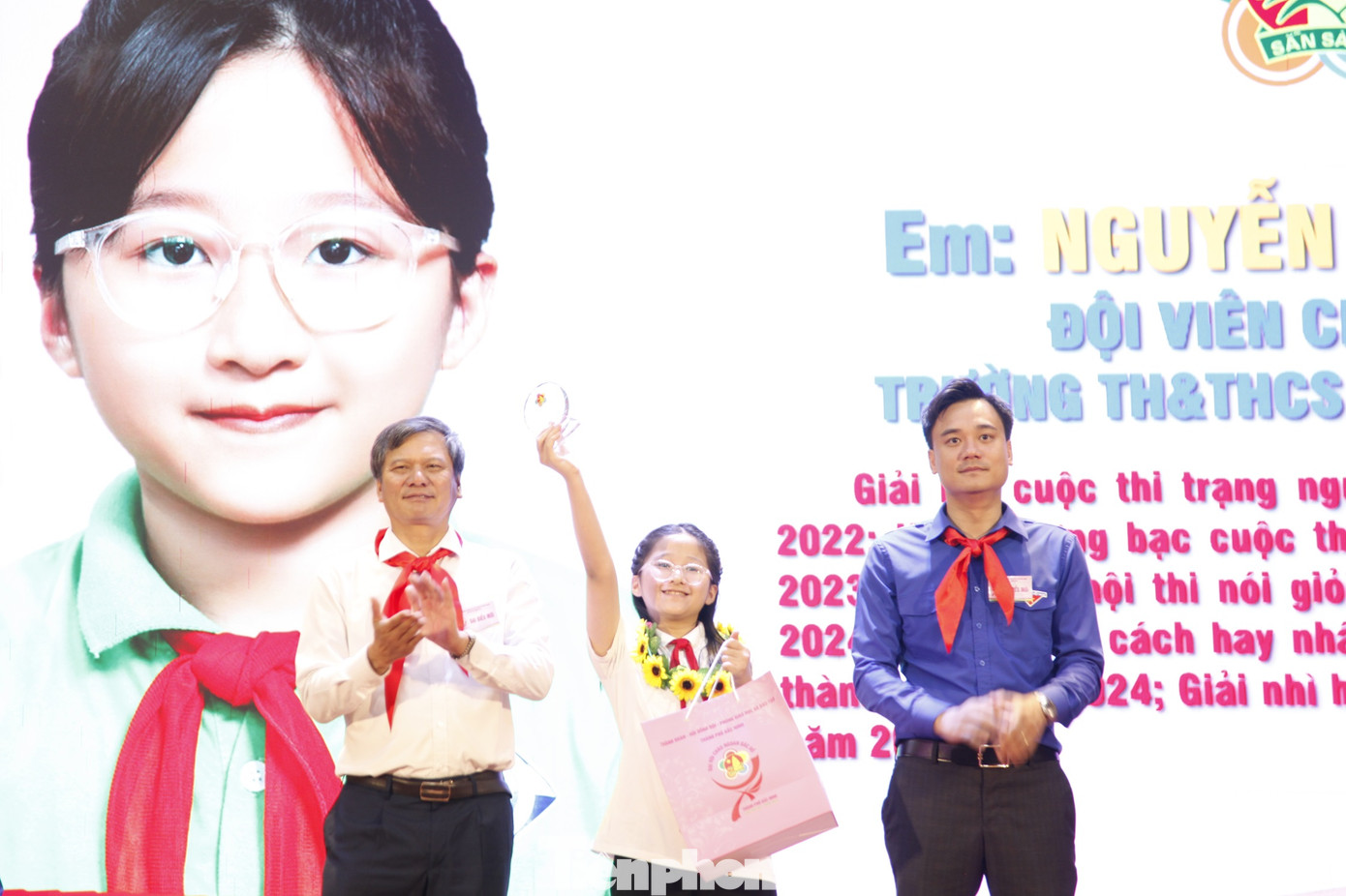 Lãnh đạo thành phố và Tỉnh Đoàn Bắc Ninh tuyên dương cháu ngoan Bác Hồ thành phố Bắc Ninh. Ảnh: Nguyễn Thắng