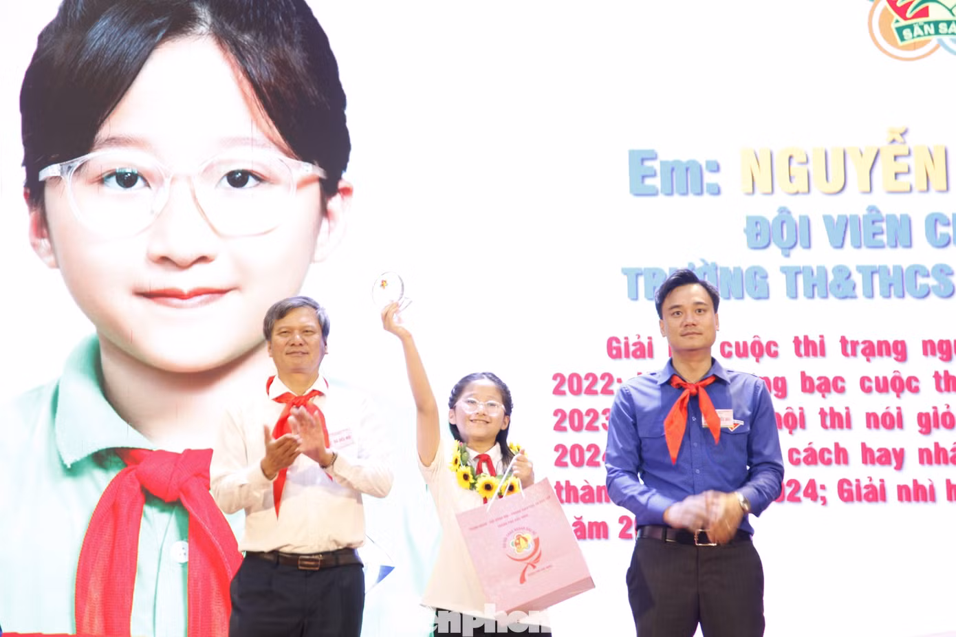 Lãnh đạo thành phố và Tỉnh Đoàn Bắc Ninh tuyên dương cháu ngoan Bác Hồ thành phố Bắc Ninh. Ảnh: Nguyễn Thắng