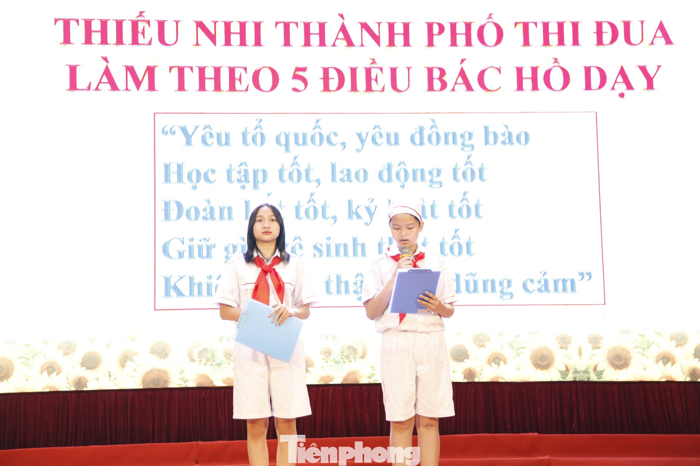 Hai em đội viên báo cáo thành tích phong trào thiếu nhi thành phố Bắc Ninh tại Đại hội. Ảnh: Nguyễn Thắng