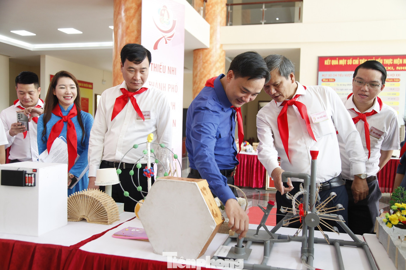 Lãnh đạo thành phố và Tỉnh Đoàn Bắc Ninh thăm mô hình trưng bày tại Đại hội. Ảnh: Nguyễn Thắng