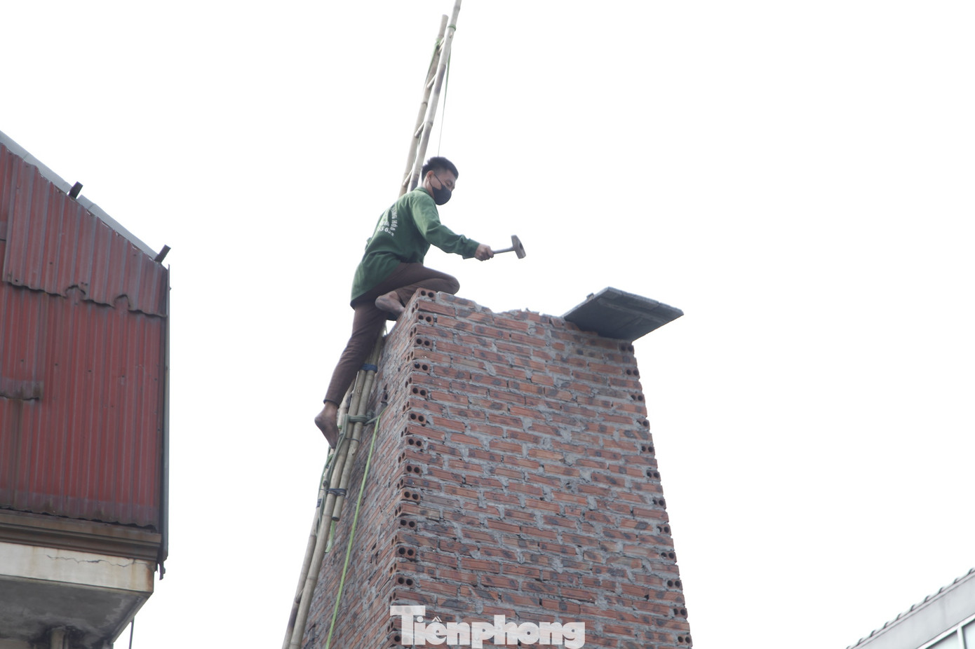 Đến nay, hơn 80 hộ làm nghề tái chế kim loại ở thôn Mẫn Xá đã tự nguyện đập bỏ lò đốt. Ảnh: Nguyễn Thắng.