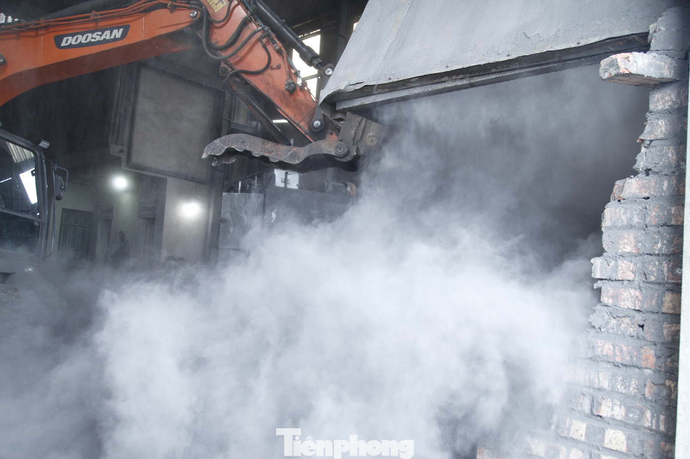 Chia sẻ với PV Tiền Phong vào ngày 29/11, ông Lê Quang Hải - một hộ sản xuất ở làng nghề Mẫn Xá - cho biết, gia đình ông làm nghề cô đúc nhôm từ năm 1993. Ông quyết định tháo dỡ lò đốt và chuyển sang nghề khác sau khi cơ quan chức năng vào vận động để bảo vệ môi trường. Ảnh: Nguyễn Thắng.