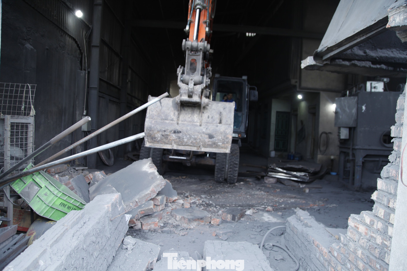 Nhiều hộ sản xuất ở làng nghề Mẫn Xá đã tự nguyện tháo dỡ lò cô đúc kim loại. Ảnh: Nguyễn Thắng.