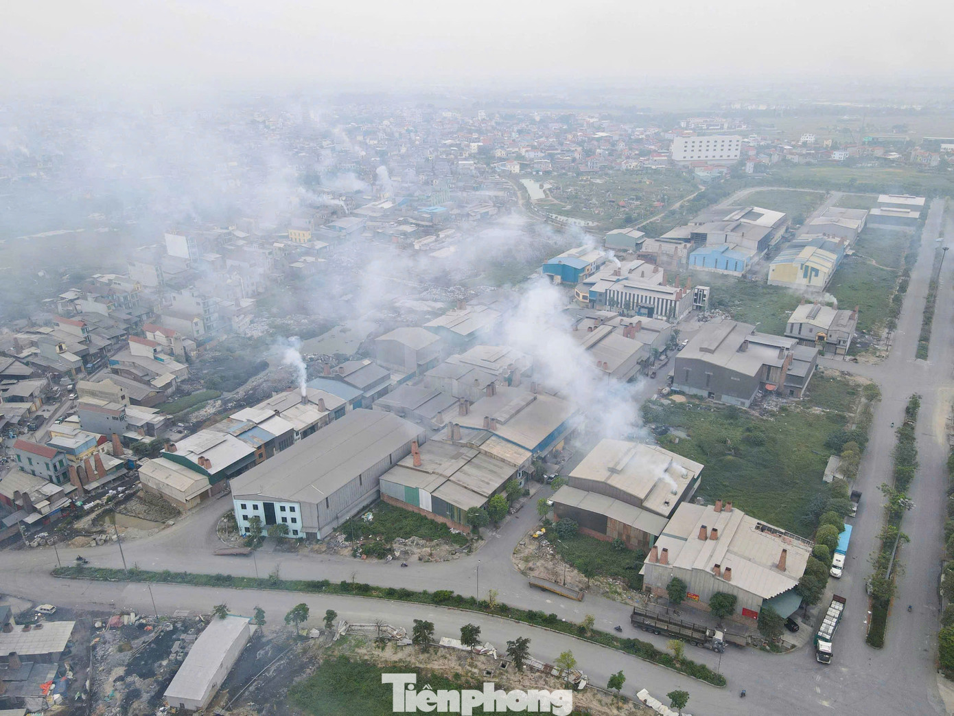 Trước đây, Cụm công nghiệp làng nghề Mẫn Xá và làng Mẫn Xá là nơi nổi tiếng về ô nhiễm môi trường ở tỉnh Bắc Ninh. Hằng ngày, các hộ dân và cơ sở sản xuất tái chế kim loại ở đây xả khói bụi và đổ tro xỉ ảnh hưởng đến môi trường. Ảnh: Nguyễn Thắng.