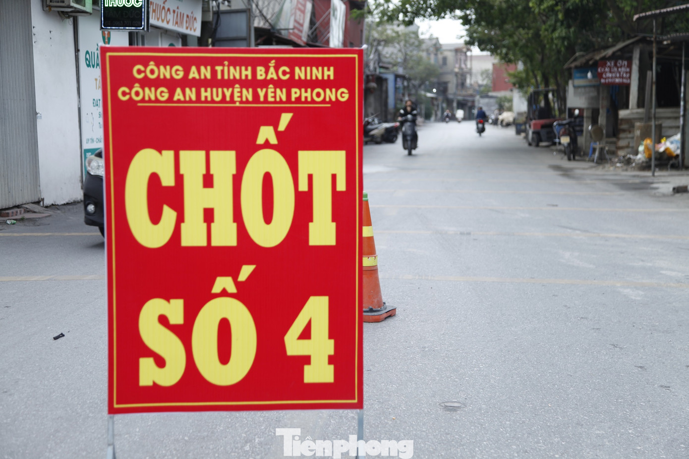 Từ ngày 19/11, Công an huyện Yên Phong triển khai 6 tổ chốt kiểm tra, xử lý đối với các hành vi vi phạm về môi trường, nhất là việc vận chuyển nguyên vật liệu, xỉ và chất thải, rác thải công nghiệp ra vào Cụm công nghiệp làng nghề Mẫn Xá và các cơ sở cô đúc kim loại trên địa bàn thôn Mẫn Xá. Ảnh: Nguyễn Thắng.