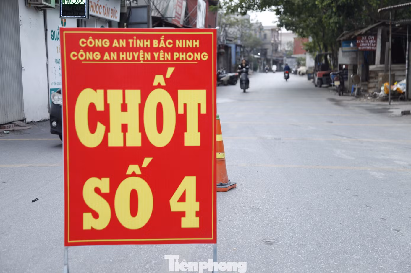 Từ ngày 19/11, Công an huyện Yên Phong triển khai 6 tổ chốt kiểm tra, xử lý đối với các hành vi vi phạm về môi trường, nhất là việc vận chuyển nguyên vật liệu, xỉ và chất thải, rác thải công nghiệp ra vào Cụm công nghiệp làng nghề Mẫn Xá và các cơ sở cô đúc kim loại trên địa bàn thôn Mẫn Xá. Ảnh: Nguyễn Thắng.