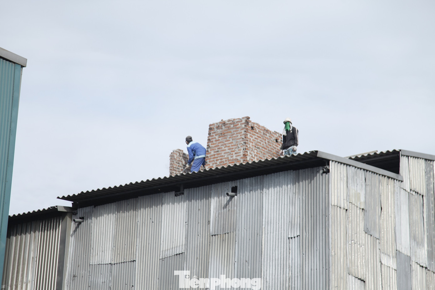 Một số cơ sở trong Cụm công nghiệp làng nghề Mẫn Xá cũng tự tháo dỡ lò đốt. Ảnh: Nguyễn Thắng.