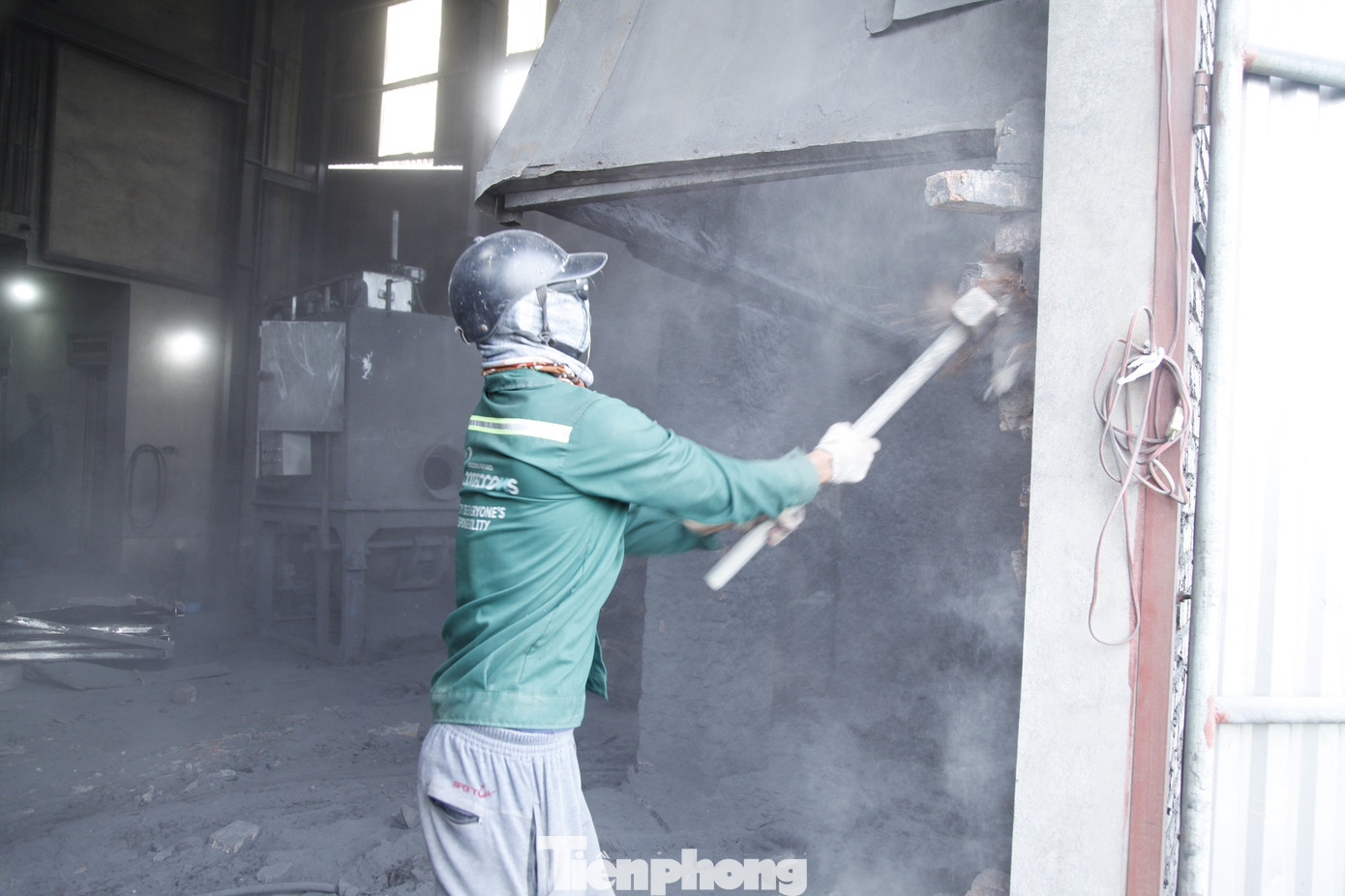 Ông Nguyễn Hoàng Gia - Chủ tịch UBND xã Văn Môn - cho hay, UBND xã Văn Môn thuê 3 máy cẩu và khoảng 40 người để hỗ trợ các hộ sản xuất trong thôn Mẫn Xá tháo dỡ lò đốt. Ảnh: Nguyễn Thắng.