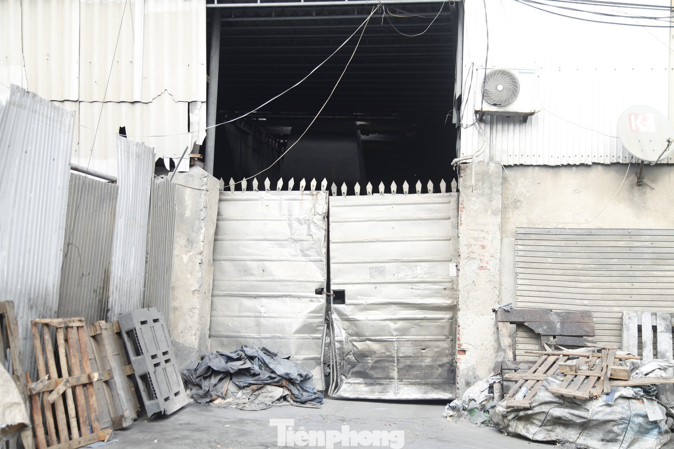 Theo ghi nhận của PV Tiền Phong trong 2 ngày qua, tại làng nghề Mẫn Xá, các hộ tái chế kim loại đã tự nguyện dừng sản xuất. Theo lãnh đạo UBND xã Văn Môn, thôn Mẫn Xá có 146 hộ làm nghề tái chế kim loại. Ảnh: Nguyễn Thắng.