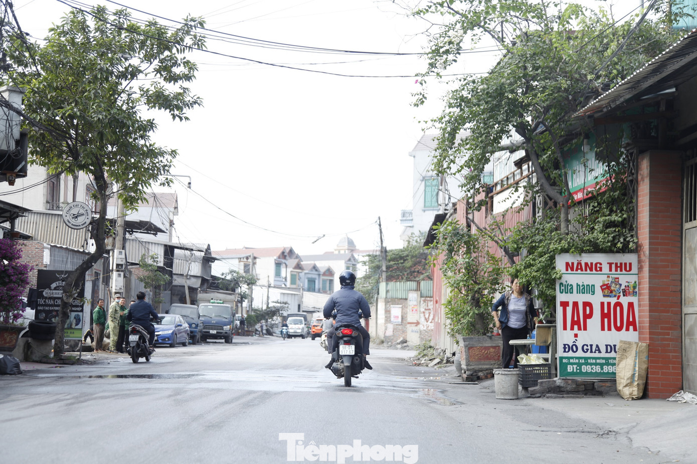 Theo quan sát của PV Tiền Phong, làng nghề Mẫn Xá giảm khói bụi sau khi các hộ sản xuất tự nguyện dừng hoạt động và tháo dỡ lò đốt. Nhiều hộ sản xuất ở đây mong muốn sớm được hỗ trợ để chuyển đổi công nghiệp. Ảnh: Nguyễn Thắng.