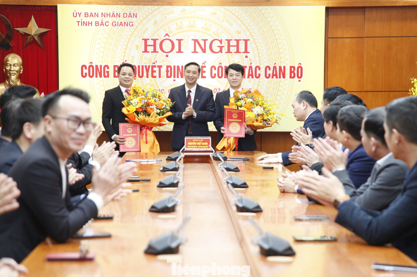 Chủ tịch UBND tỉnh Bắc Giang Nguyễn Việt Oanh trao quyết định bổ nhiệm. Ảnh: Nguyễn Thắng