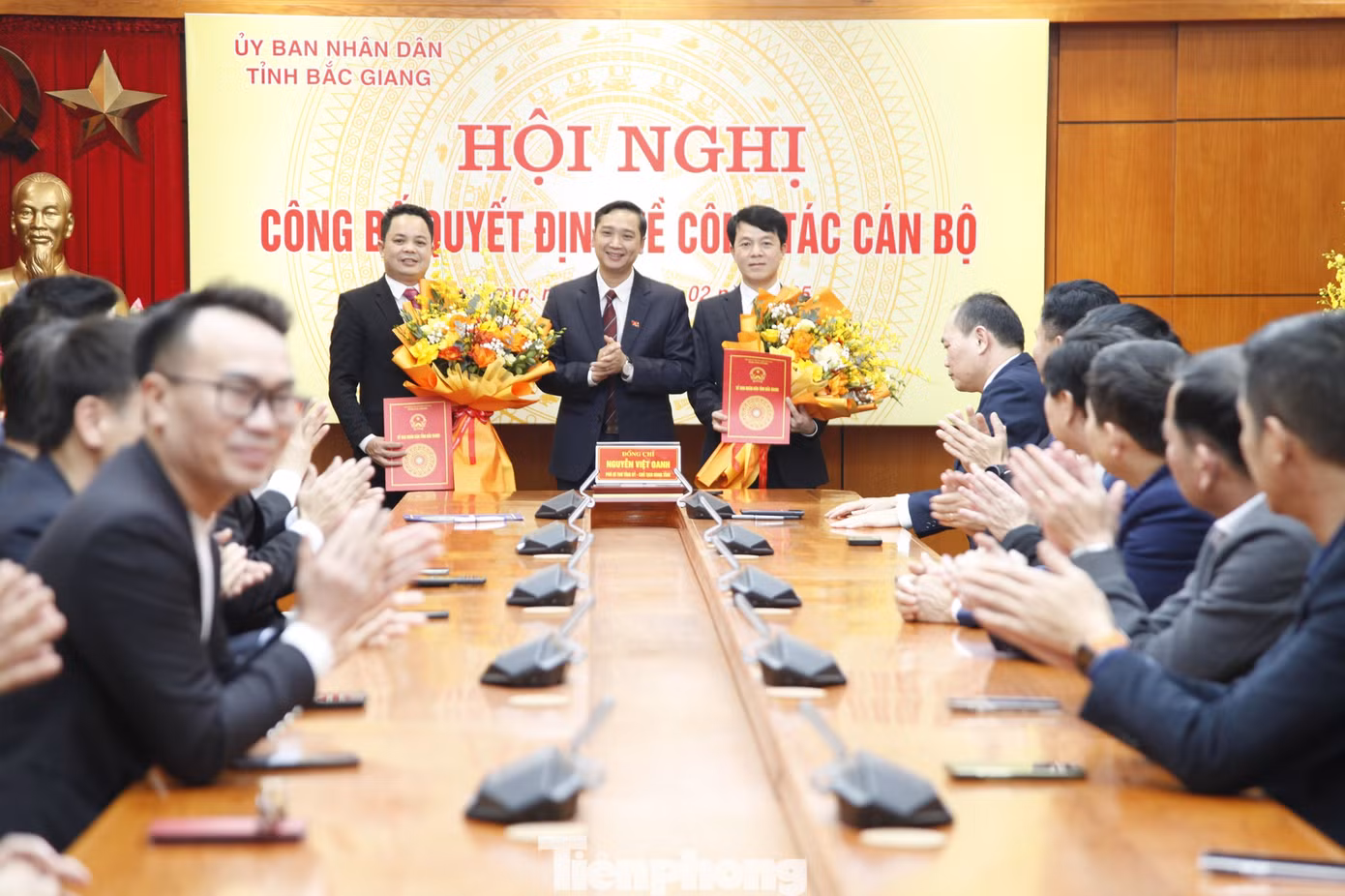 Chủ tịch UBND tỉnh Bắc Giang Nguyễn Việt Oanh trao quyết định bổ nhiệm. Ảnh: Nguyễn Thắng Chủ tịch UBND tỉnh Bắc Giang Nguyễn Việt Oanh trao quyết định bổ nhiệm. Ảnh: Nguyễn Thắng