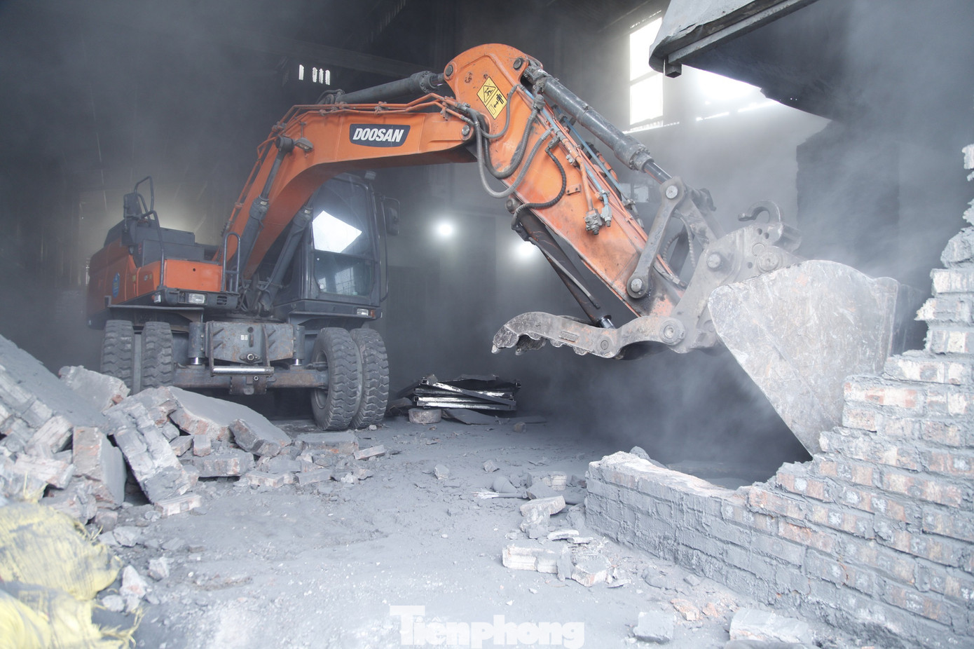 Người dân xã Văn Môn tự tháo dỡ cơ sở sản xuất ô nhiễm để bảo vệ môi trường. Ảnh: Nguyễn Thắng