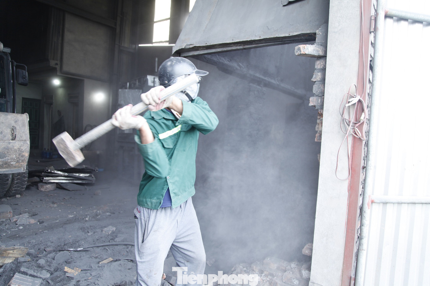 Người dân làng nghề Mẫn Xá tự tháo dỡ lò tái chế kim loại. Ảnh: Nguyễn Thắng