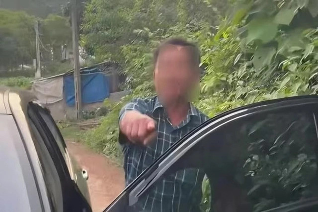 Ông Th - cán bộ xã Đồng Tiến xô xát với chị V. Ông Th - cán bộ xã Đồng Tiến xô xát với chị V.