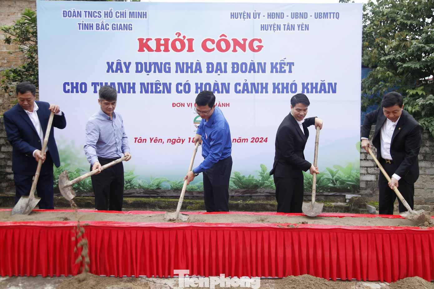 Tỉnh Đoàn Bắc Giang phối hợp với huyện Tân Yên khởi công xây dựng nhà cho gia đình anh Thắng. Ảnh: Nguyễn Thắng