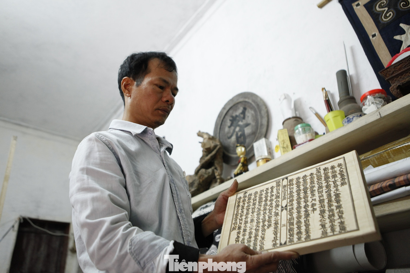 Tính đến nay, anh Thạo đã khắc xong 2 bộ kinh Phật, anh đang làm bộ kinh thứ 3. Ảnh: Nguyễn Thắng